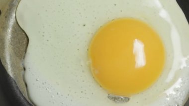 Tavada kızarmış yumurta..