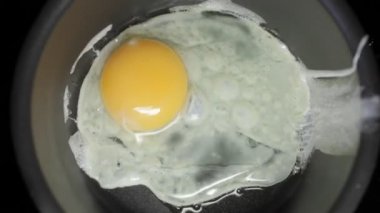 Tavada kızarmış yumurta..