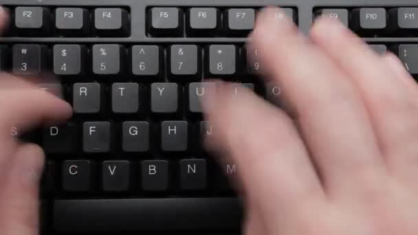 Tippen auf einer Tastatur — Stockvideo