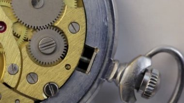 Gears'ı izle
