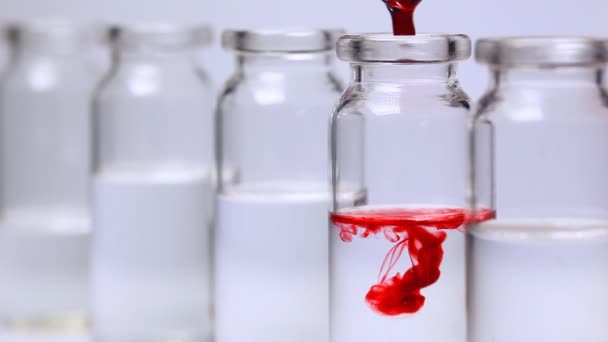 Utilisation d'une pipette, travail en laboratoire 