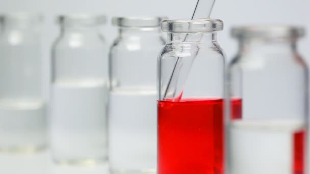 Utilisation d'une pipette, travail en laboratoire 