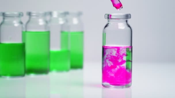 Chercheur utilisant un tube, travaillant dans un laboratoire. Gros plan .