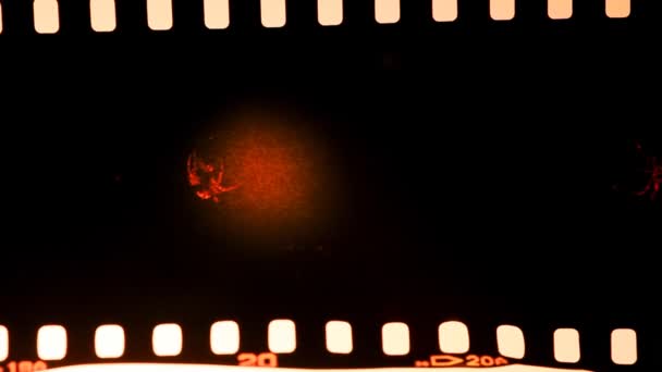 La pellicola brucia lentamente. Il fuoco consuma il film . — Video Stock
