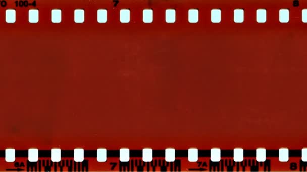 Cívka filmu přetočit, 35mm film pokračuje. — Stock video