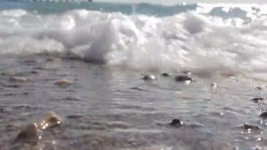 Dalgalar Breaking. Deniz sörf.