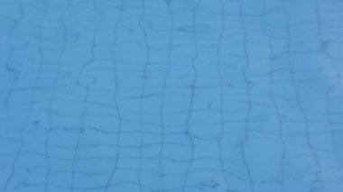 havuz suyu dalgalanmaları.