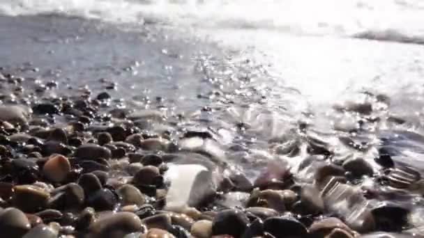 Vågorna bryter. Sea surf. — Stockvideo