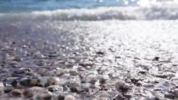 Vågorna bryter. Sea surf. — Stockvideo