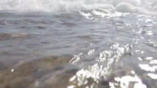 Ondas a partir. Surfe no mar . — Vídeo de Stock