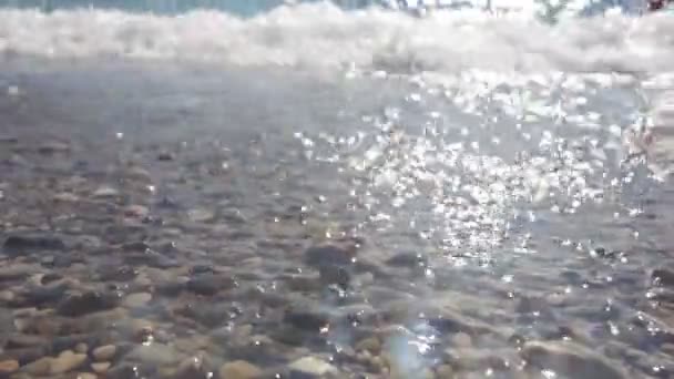 Хвилі ламаються. Морський серфінг . — стокове відео