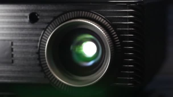 Lentille du projecteur en action . — Video