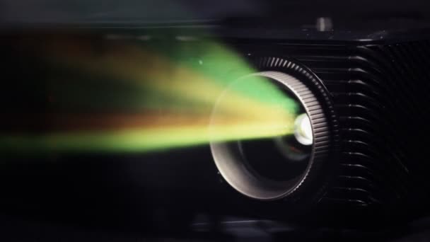 De lens van de projector in actie. — Stockvideo