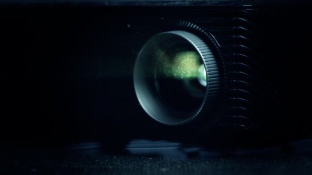 Objektiv projektoru digitálního filmu v akci. — Stock video