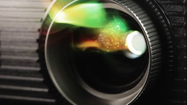 Digitale film-projector — lens in actie. — Stockvideo