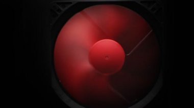 Karanlık bir yüzey arkasında fan türbin.