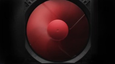 Karanlık bir yüzey arkasında fan türbin.