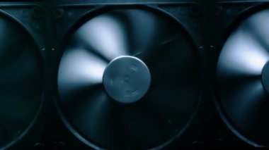 Karanlık bir yüzey arkasında fan türbin.