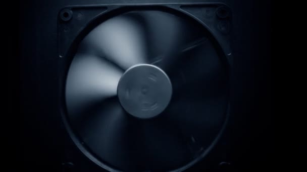 Turbine de ventilateur derrière une surface sombre .