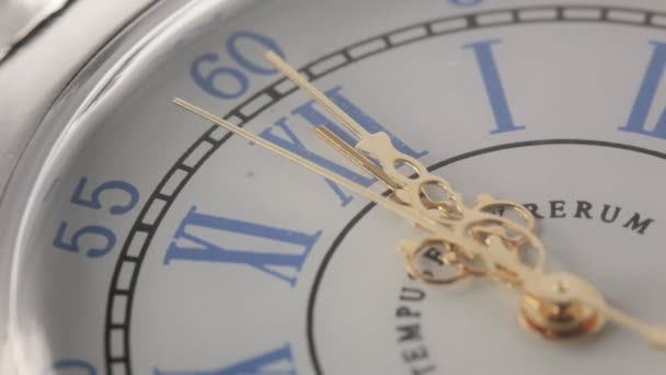 Oude zilveren zakhorloge. Close-up van vintage klok. — Stockvideo