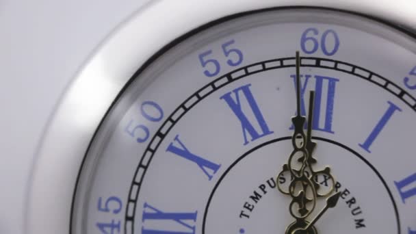 古い銀の懐中時計。ビンテージ時計を閉じる. — ストック動画