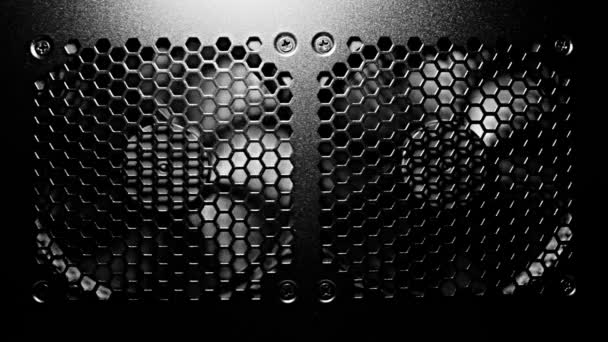 Turbine de ventilateur derrière une surface sombre .