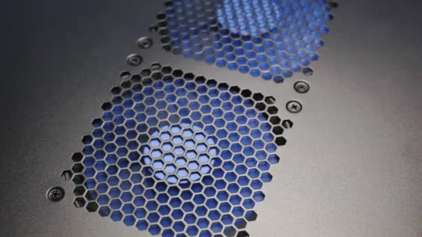 Turbine de ventilateur derrière une surface sombre .