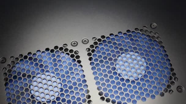 Turbine de ventilateur derrière une surface sombre .