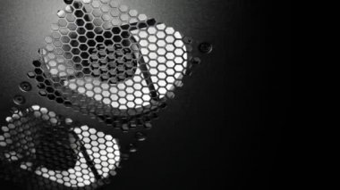 Karanlık bir yüzey arkasında fan türbin.