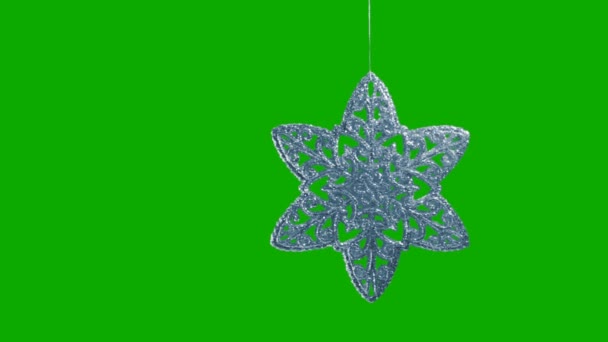 Ornamento a forma di fiocco di neve su sfondo verde . — Video Stock