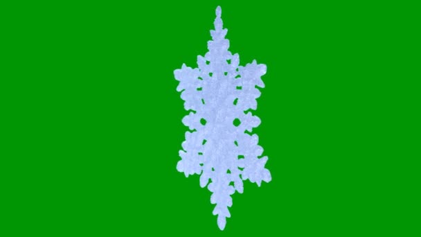 Adorno en forma de copo de nieve sobre un fondo verde . — Vídeos de Stock