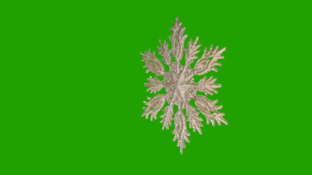 Ornament in de vorm van een sneeuwvlok op een groene achtergrond. — Stockvideo