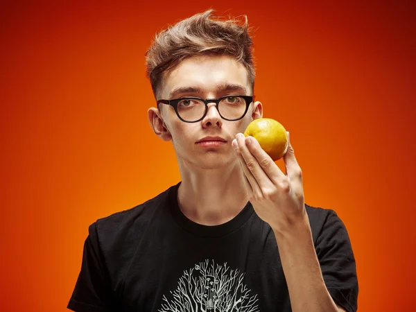 Emotionele portret van een tiener met citroen — Stockfoto