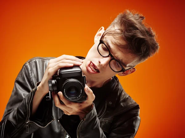 Emotionele Portret Van Een Tiener Met Filmcamera Een Rode Achtergrond — Stockfoto