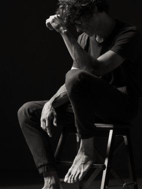 Dramatik duygusal siyah ve beyaz bir adam portresi