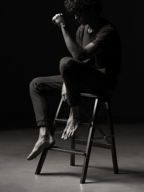 Dramatik duygusal siyah ve beyaz bir adam portresi