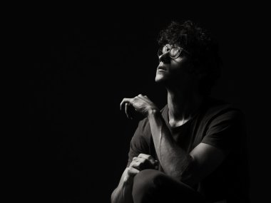 Dramatik duygusal siyah ve beyaz bir adam portresi