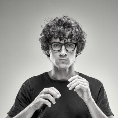 Dramatik duygusal siyah ve beyaz bir adam portresi