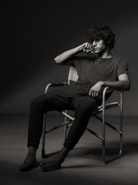 Dramatik duygusal siyah ve beyaz bir adam portresi