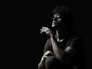 Dramatik duygusal siyah ve beyaz bir adam portresi