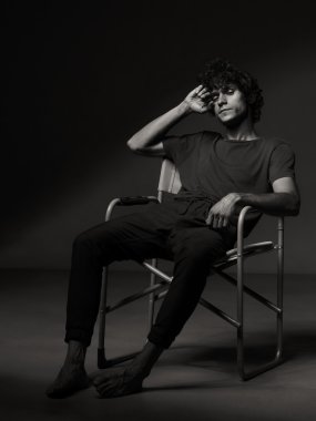 Dramatik duygusal siyah ve beyaz bir adam portresi