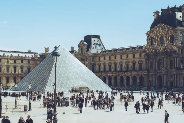 Louvre pyramid - Paris Frankrike stadspromenader resor skjuta — Stockfoto