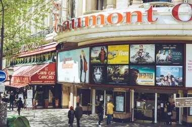 Paris Fransa şehir editoryal seyahat ateş yürür