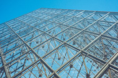 Louvre piramit - Paris Fransa şehir editoryal seyahat ateş yürür