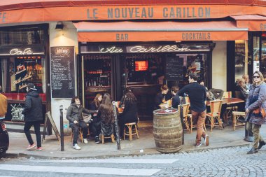 Paris Fransa şehir editoryal seyahat ateş yürür