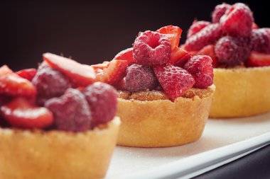 güzel pasta tatlı krema ve meyve ile