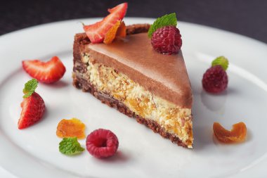 güzel pasta tatlı krema ve meyve ile