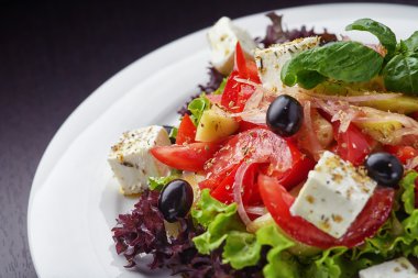 Closeup beyaz tabakta sebze salatası