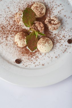 şeker el beyaz tabakta yemek