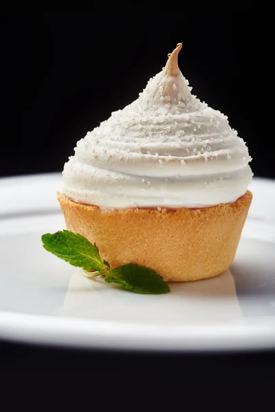 Güzel kremalı Cupcake tatlı siyah arka plan üzerine — Stok fotoğraf